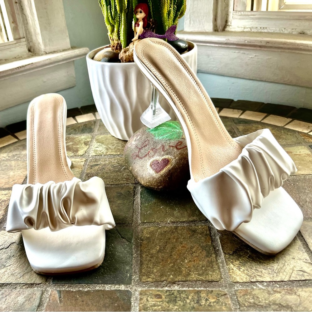 ARTSY Slip-On Sandal / SO UNIQUE/ Lucite Pyramid Heel- Size 39
